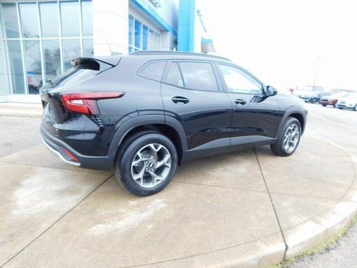 Mosaic Black Metallic 2026 Chevrolet Trax LT