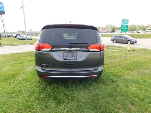 Granite Crystal Clearcoat Metallic 2018 Chrysler Pacifica Touring-L