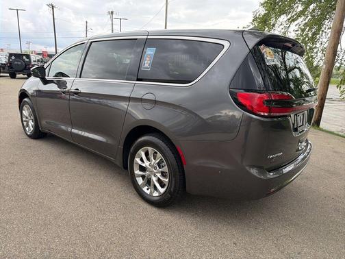 Granite Crystal Clearcoat Metallic 2023 Chrysler Pacifica Touring-L