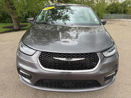 Granite Crystal Clearcoat Metallic 2023 Chrysler Pacifica Touring-L