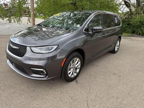 Granite Crystal Clearcoat Metallic 2023 Chrysler Pacifica Touring-L