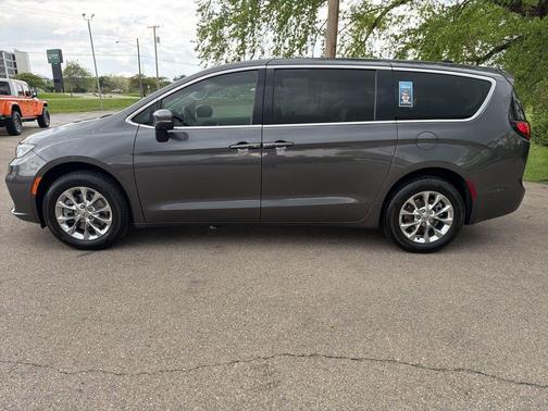 Granite Crystal Clearcoat Metallic 2023 Chrysler Pacifica Touring-L