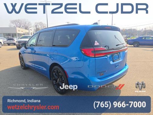 Hydro Blue Pearlcoat 2026 Chrysler Pacifica Select
