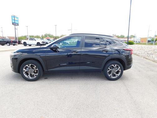 Mosaic Black Metallic 2025 Chevrolet Trax LT