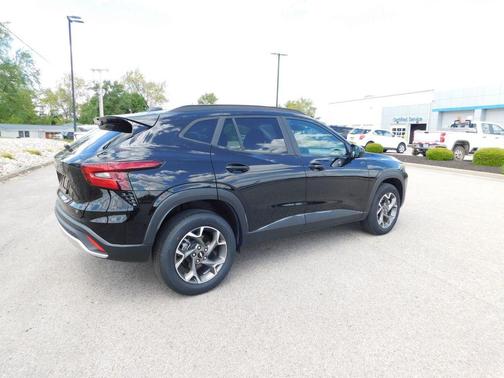 Mosaic Black Metallic 2025 Chevrolet Trax LT