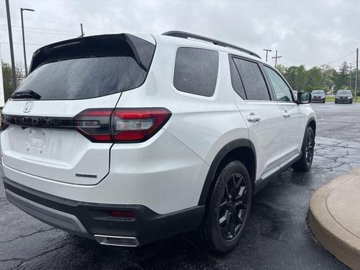 Platinum White Pearl 2025 Honda Pilot Sport