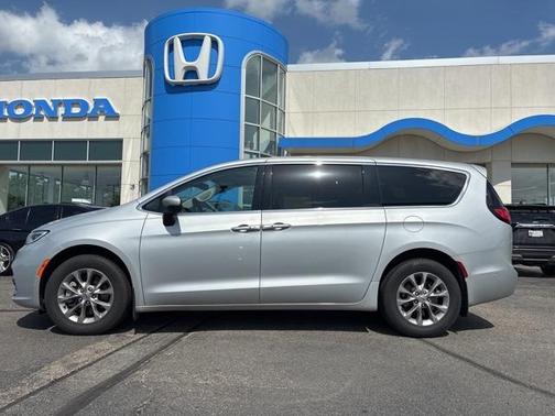 2023 Chrysler Pacifica Touring-L