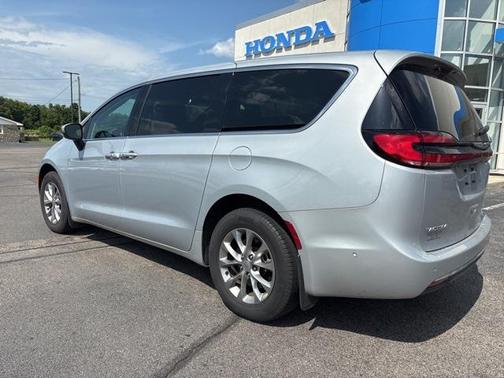 2023 Chrysler Pacifica Touring-L