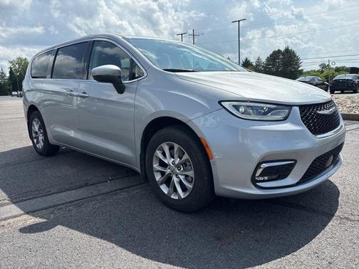 2023 Chrysler Pacifica Touring-L