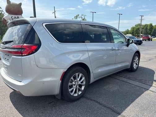 2023 Chrysler Pacifica Touring-L