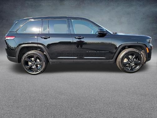 Diamond Black 2023 Jeep Grand Cherokee Altitude