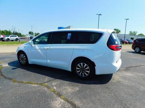 2022 Chrysler Pacifica Hybrid Touring L