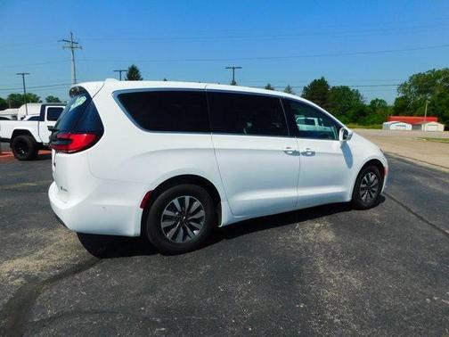 2022 Chrysler Pacifica Hybrid Touring L