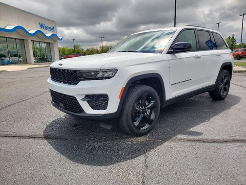 Bright White Clearcoat 2024 Jeep Grand Cherokee Laredo