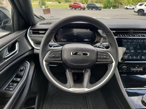 Bright White Clearcoat 2024 Jeep Grand Cherokee Laredo