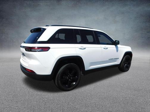 Bright White Clearcoat 2024 Jeep Grand Cherokee Laredo