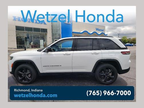 Bright White Clearcoat 2024 Jeep Grand Cherokee Laredo