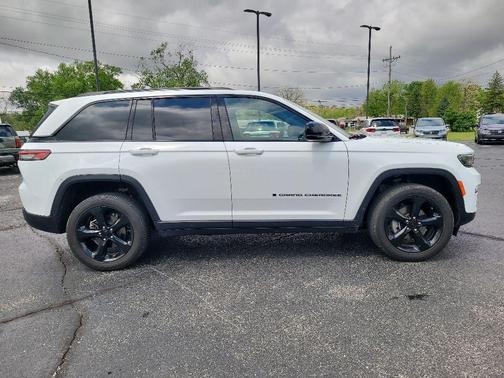 Bright White Clearcoat 2024 Jeep Grand Cherokee Laredo