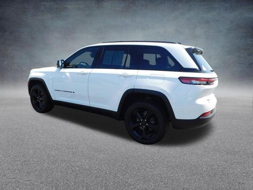 Bright White Clearcoat 2024 Jeep Grand Cherokee Laredo