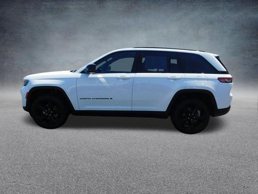 Bright White Clearcoat 2024 Jeep Grand Cherokee Laredo