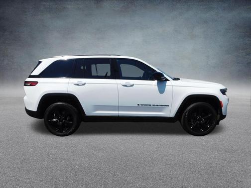 Bright White Clearcoat 2024 Jeep Grand Cherokee Laredo