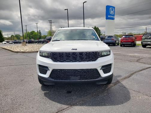 Bright White Clearcoat 2024 Jeep Grand Cherokee Laredo