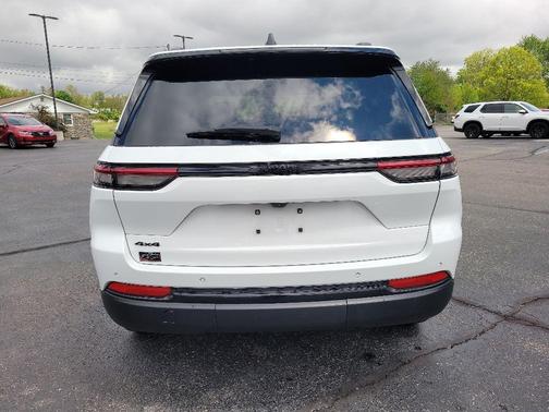 Bright White Clearcoat 2024 Jeep Grand Cherokee Laredo