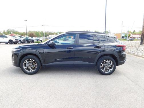 Mosaic Black Metallic 2025 Chevrolet Trax LT