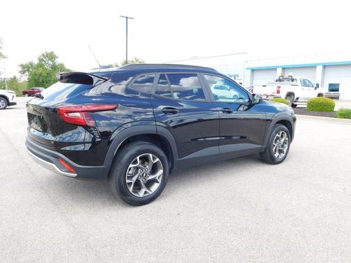 Mosaic Black Metallic 2025 Chevrolet Trax LT
