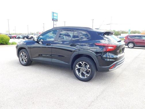 Mosaic Black Metallic 2025 Chevrolet Trax LT