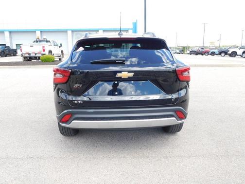 Mosaic Black Metallic 2025 Chevrolet Trax LT