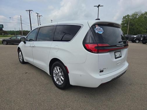 2023 Chrysler Pacifica Touring-L