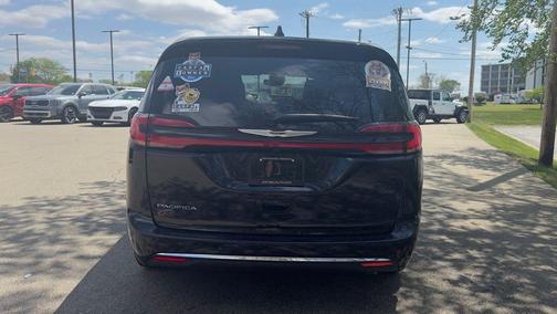 Diamond Black 2025 Chrysler Pacifica Select