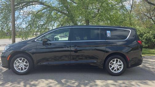 Diamond Black 2025 Chrysler Pacifica Select