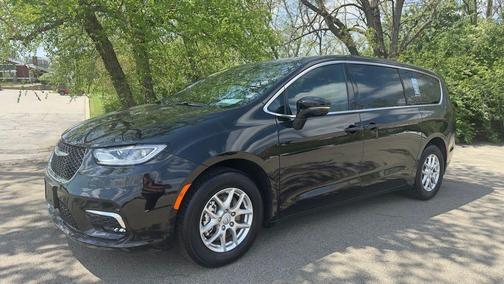 Diamond Black 2025 Chrysler Pacifica Select