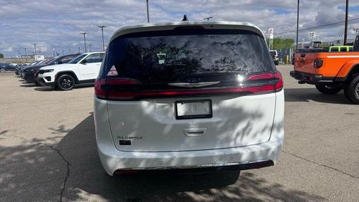 Bright White Clearcoat 2025 Chrysler Pacifica Select
