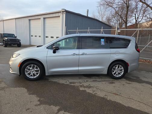 2024 Chrysler Pacifica Touring-L