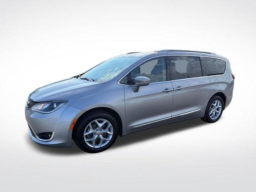 Billet Silver Metallic Clearcoat 2017 Chrysler Pacifica Touring-L Plus