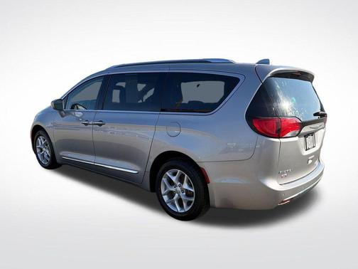 Billet Silver Metallic Clearcoat 2017 Chrysler Pacifica Touring-L Plus