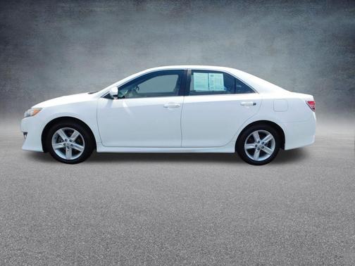 Super White 2014 Toyota Camry SE