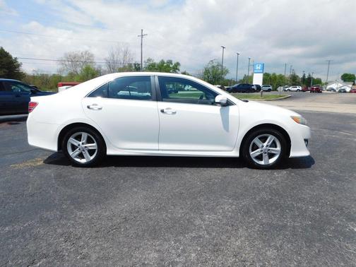 Super White 2014 Toyota Camry SE