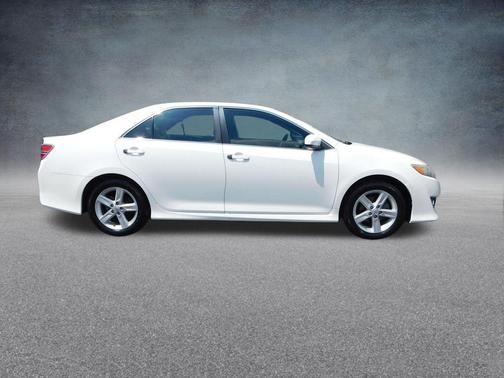 Super White 2014 Toyota Camry SE