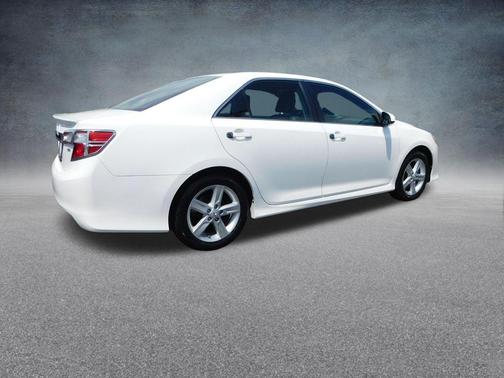 Super White 2014 Toyota Camry SE
