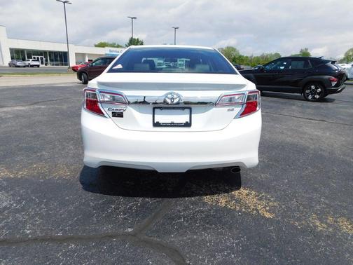 Super White 2014 Toyota Camry SE