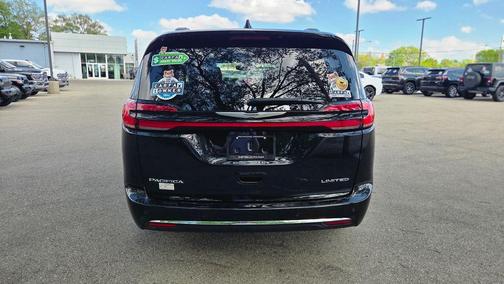 Brilliant Black Crystal Pearlcoat 2023 Chrysler Pacifica Limited