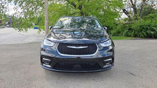 Brilliant Black Crystal Pearlcoat 2023 Chrysler Pacifica Limited