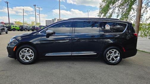 Brilliant Black Crystal Pearlcoat 2023 Chrysler Pacifica Limited