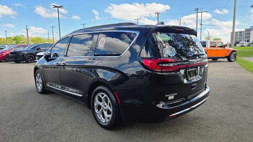 Brilliant Black Crystal Pearlcoat 2023 Chrysler Pacifica Limited