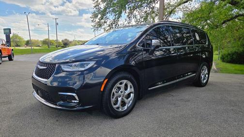 Brilliant Black Crystal Pearlcoat 2023 Chrysler Pacifica Limited