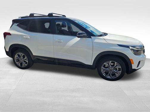 Clear White/Black Roof 2024 Kia Seltos S